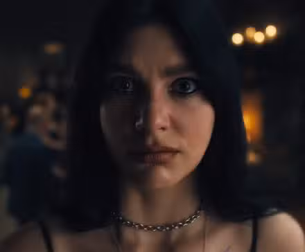 Camila Morrone como Rachel Harkin en Algo muy malo va a suceder de Netflix