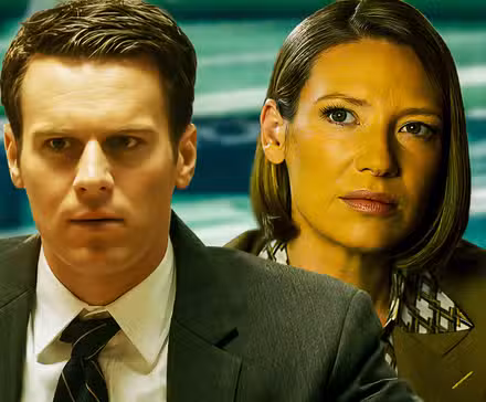 Holden Ford (Jonathan Groff) y la Dra. Wendy Carr (Anna Torv) en Mindhunter con xs rodeándolos