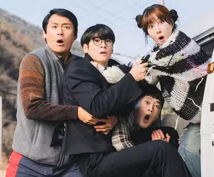 Un grupo de personas sale de una camioneta en el K-drama The Wonderfools.