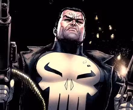 Frank Castle dispara dos ametralladoras mientras lleva el logo de la calavera de Punisher en el pecho