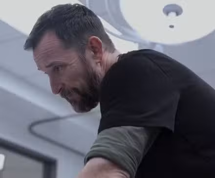 Dr. Robby (Noah Wyle) en The Pitt temporada 2, episodio 10