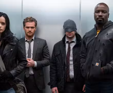 El equipo titular de The Defenders parado en un ascensor