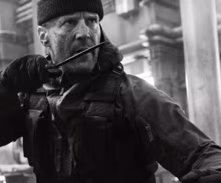 Jason Statham en posición de lucha en The Expendables 4