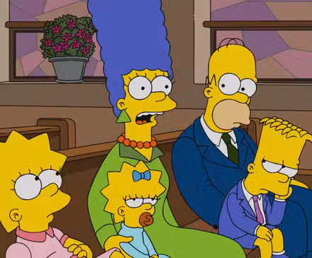 Marge con la boca abierta junto a Homer, Bart, Lisa y Maggie en una iglesia en la temporada 31 de Los Simpson
