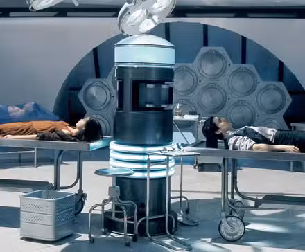 Personas tumbadas en camillas en el barco de Firefly