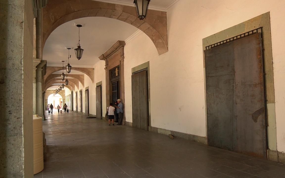 Blindan edificios de gobierno y comercios en Oaxaca y Cuernavaca