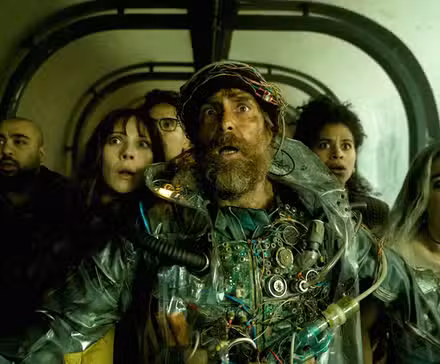 Sam Rockwell, Haley Lu Richardson, Michael Peña, Zazie Beetz, Asim Chaudhry y Juno Temple en Buena suerte, diviértete, no mueras 