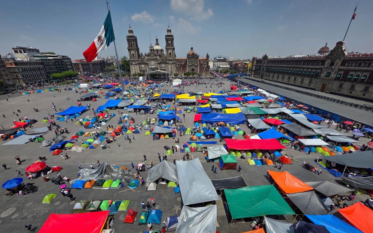 CNTE llega al Zócalo para iniciar plantón de 72 hrs; registran empujones con policías