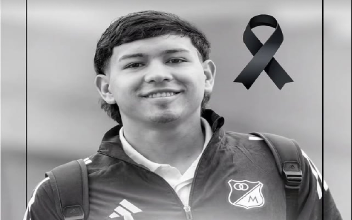 Colapsa, luego muere, futbolista colombiano de 18 años durante un partido | Video