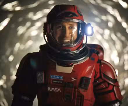 Ryan Goslingis sonriendo después de conocer a Rocky en Project Hail Mary