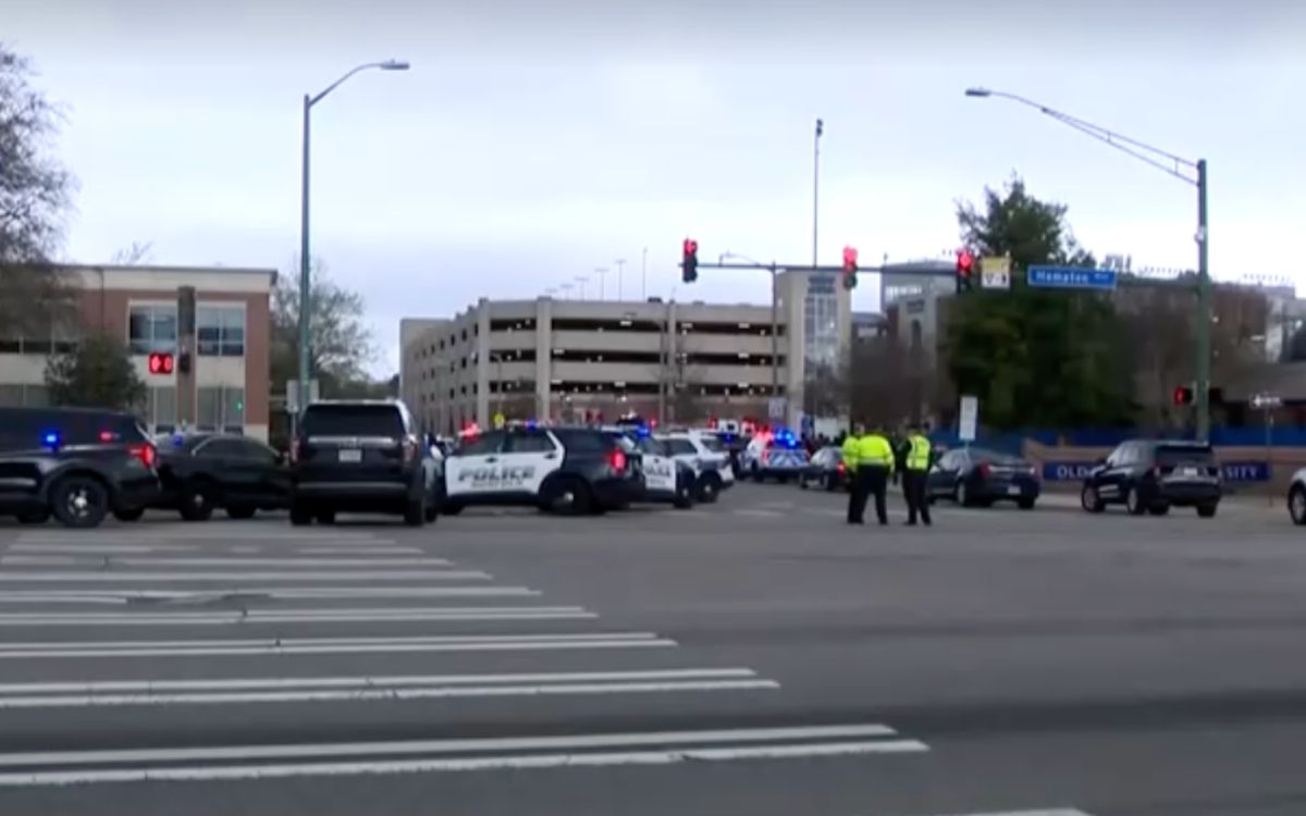 Dos muertos, incluyendo atacante, durante tiroteo en universidad de Virginia; FBI investiga terrorismo