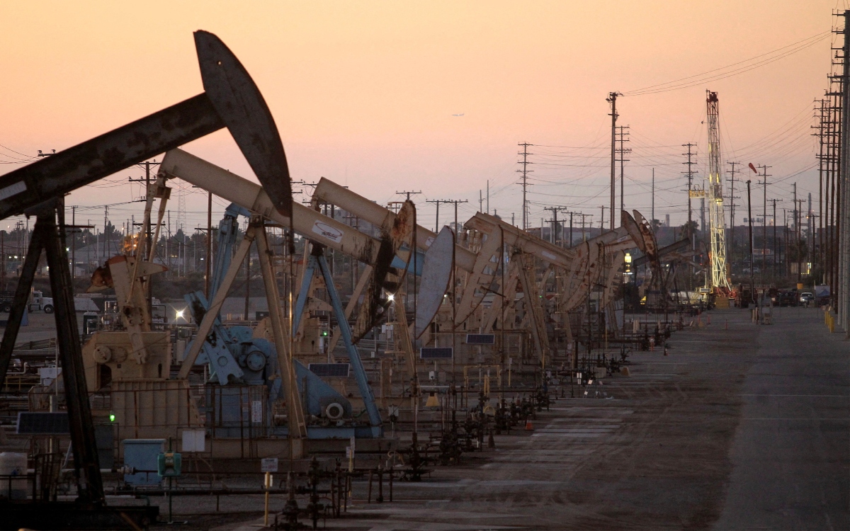 EE.UU. autoriza la compra temporal de petróleo ruso para contener la escalada de precios