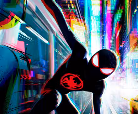 Spider-Man colgando de un brazo en Spider-Man Beyond The Spider-Verse todavía