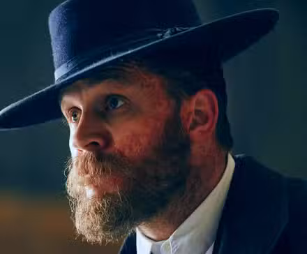 Tom Hardy como Alfie Solomons con sombrero en Peaky Blinders