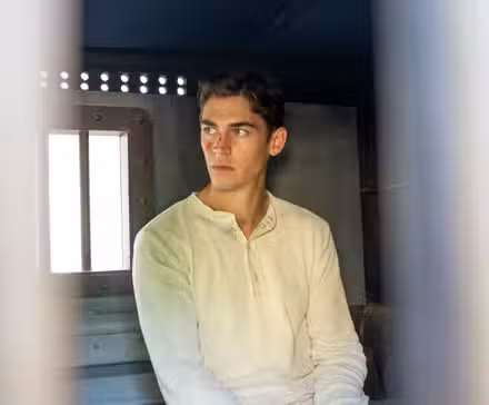 Héroe Fiennes Tiffin como el joven Sherlock