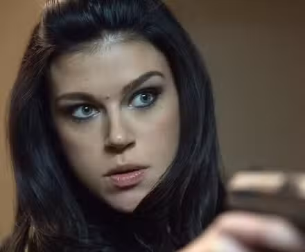 Adrianne Palicki como la Sra. Perkins en John Wick