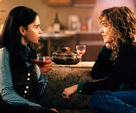 Bea y Twila se sientan en el sofá hablando en la temporada 1 de Ponies