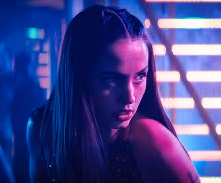 Ana de Armas en pose de acción en una discoteca de Ballerina