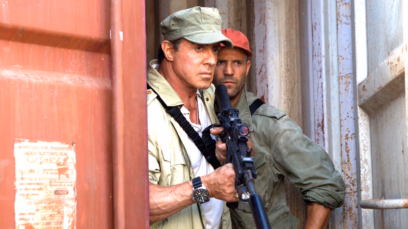 El thriller olvidado con clasificación R de Jason Statham y Sylvester Stallone que era casi una película de Rambo está a punto de transmitirse de forma gratuita