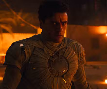 Oscar Isaac como Marc Spector con traje de Caballero Luna en medio de Streed destruido en Caballero Luna Episodio 6