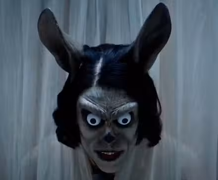 Monstruo en el tráiler de Hokum