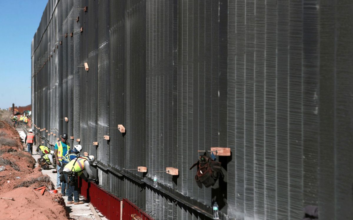 Este es el muro negro que Estados Unidos construye en la frontera con México para dificultar escalada de migrantes