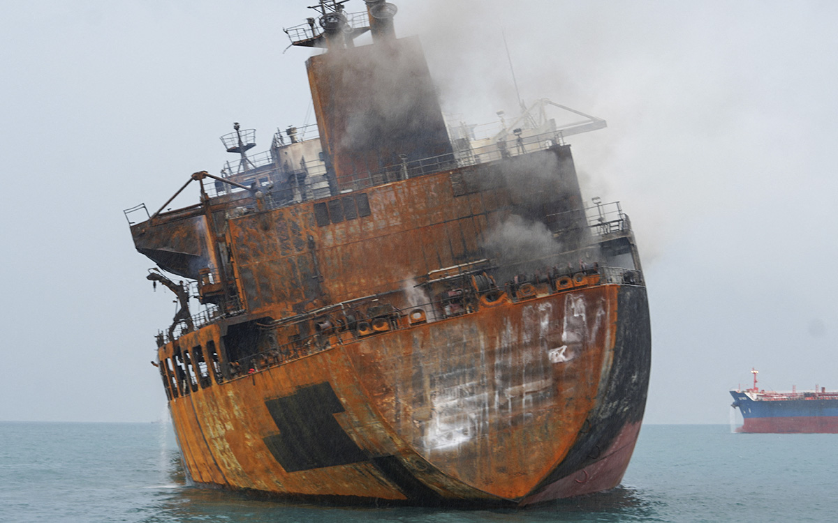 Guerra en Medio Oriente | Petroleros atacados en Irak y carguero en Ormuz; Brent supera los 100 dólares