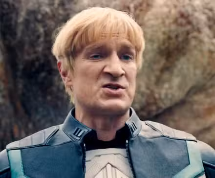 Nathan Fillion como Guy Gardner burlándose en Superman