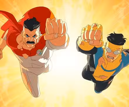 Póster de la temporada 4 de Invencible con Mark y Omni-Man volando frente a un fondo de fuego