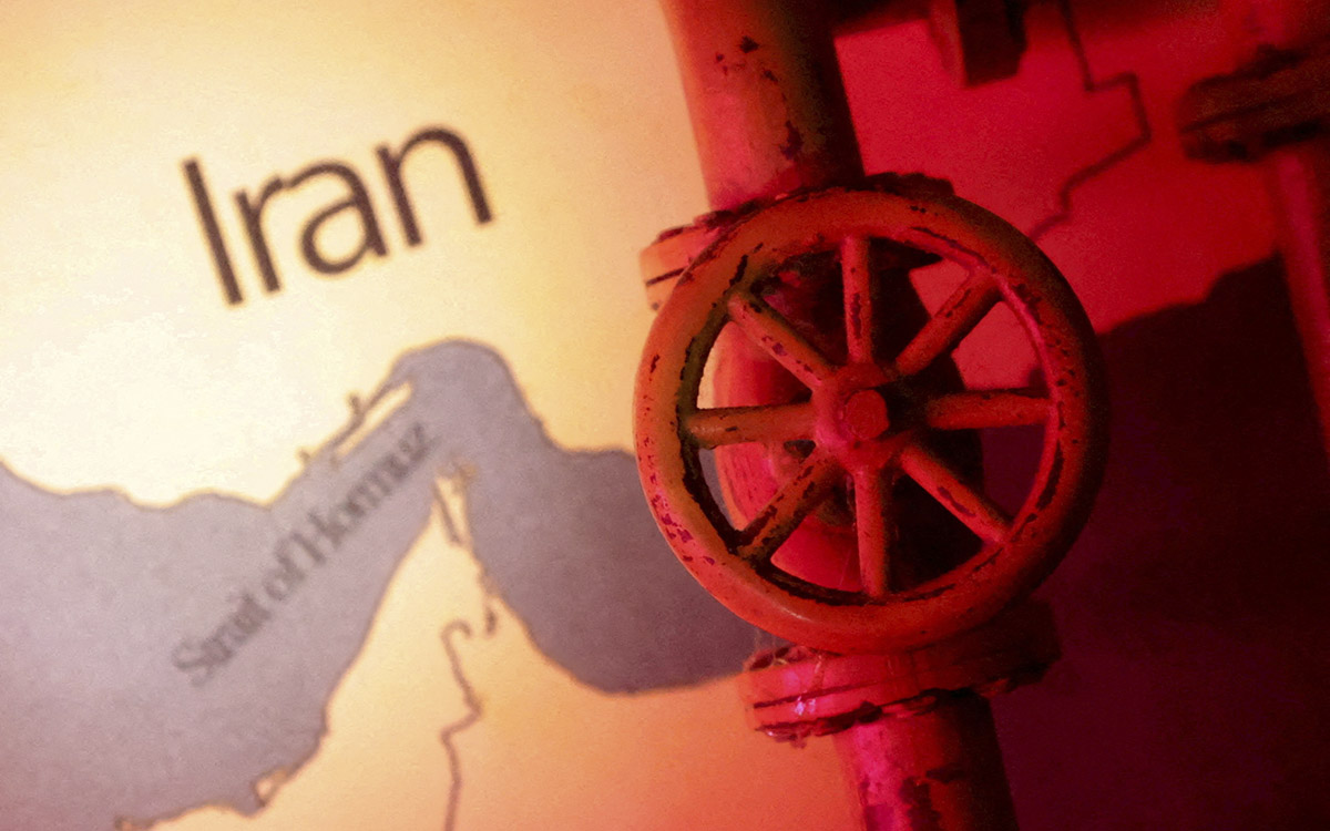 Irán anuncia el uso de nuevas armas y limita el tránsito en el estrecho de Ormuz a 'países enemigos'