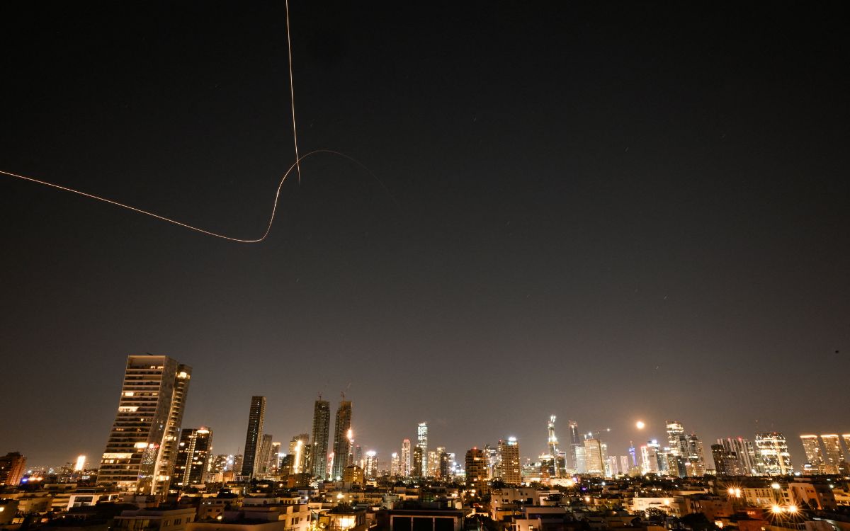 Irán lanza una nueva oleada de bombardeos contra Israel y bases estadounidenses en Irak