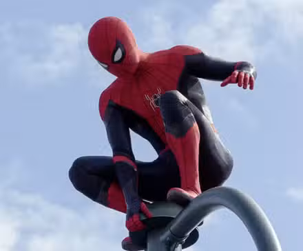 Tom Holland completamente vestido en Spider-Man No Way Home