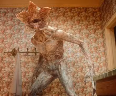Un Demogorgon en una sala de estar de la temporada 5 de Stranger Things