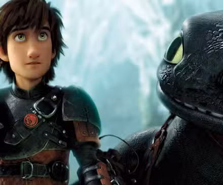 Desdentado mirando a Hipo en Cómo entrenar a tu dragón 2