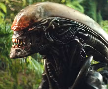 Un xenomorfo con sangre en las fauces en Alien: Earth temporada 1, episodio 7