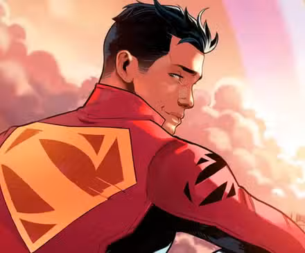 Jon Kent, también conocido como Superboy, usa una chaqueta de cuero con el logo de Superman en el arte de DC Comics