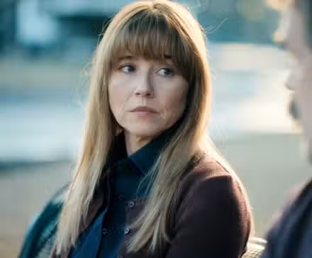 Linda Cardellini hablando con David Harbour en DTF St Louis