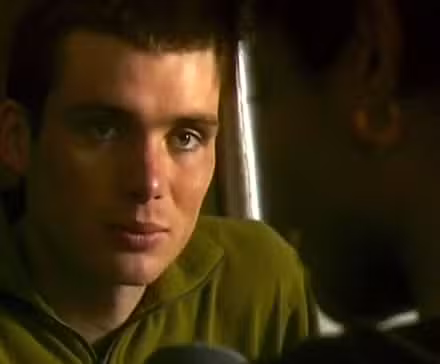 Jim de Cillian Murphy mirando pensativamente a Selena de Naomi Harris en 28 días después