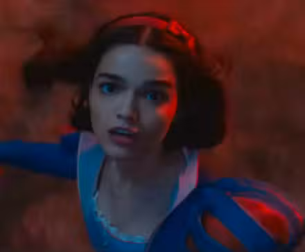 Blancanieves (Rachel Zegler) parece preocupada en Blancanieves (2025)