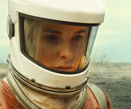 Rebecca Ferguson con un traje de materiales peligrosos en Silo