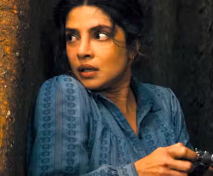 Priyanka Chopra Jonas se esconde detrás de un árbol para recargar en The Bluff