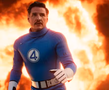 Pedro Pascal como Reed Richards frente a una explosión en Los cuatro primeros pasos fantásticos