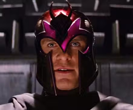 Michael Fassbender como Magneto con un casco rojo en X-Men: First Class