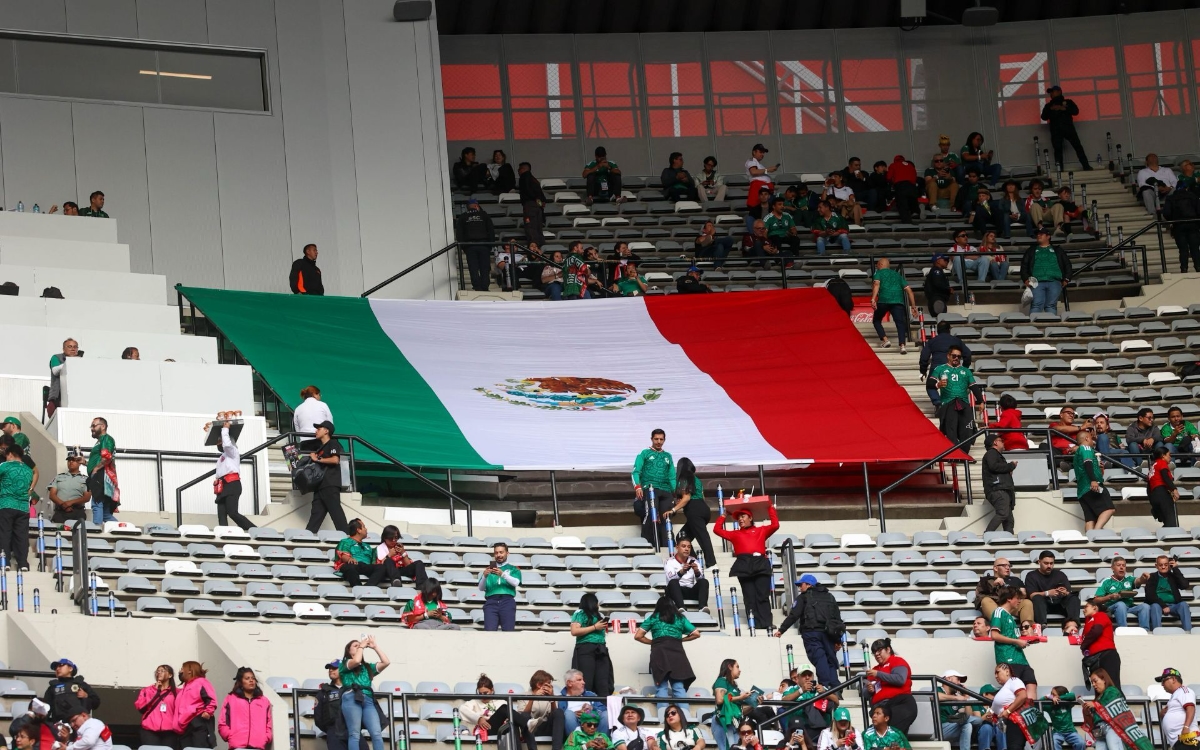Muere aficionado en estado de ebriedad tras caer del segundo piso del Estadio Azteca