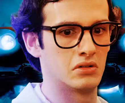 Un personaje de la película Christine delante del coche.