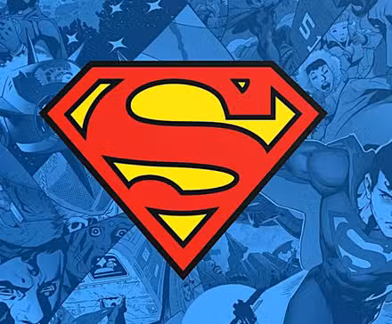Escudo de Superman con la historia de Superman al fondo.