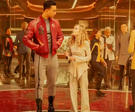 Caleb Mir y el Capitán Ake hablando