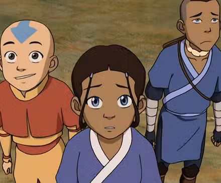 Sokka y Katara parecen preocupados mientras Aang sonríe en Avatar: The Last Airbender.