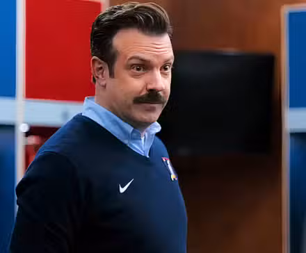 Ted Lasso parece afligido en la temporada 3 de Ted Lasso