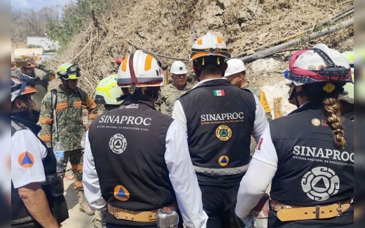 Rescatan con vida a uno de los cuatro mineros en Sinaloa